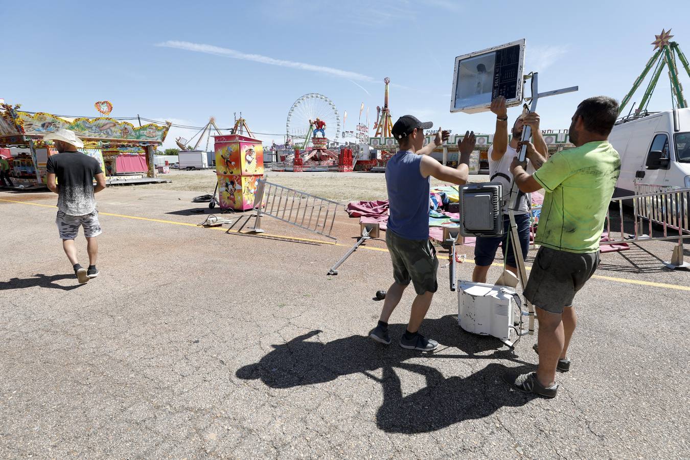 Últimos preparativos para el comienzo de la feria cacereña