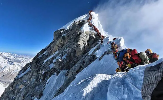 Otros cuatro muertos en el Everest en pleno atasco