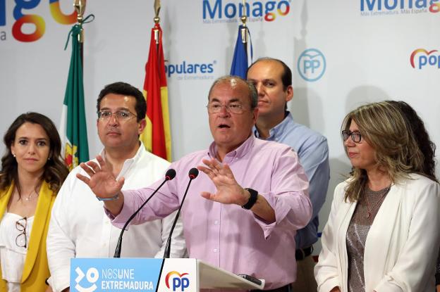 Monago sostiene que el PP no bajará más y no aclara si sigue