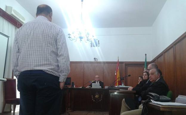 La Audiencia de Badajoz rebaja la pena al condenado por grabar a sus compañeras en los aseos