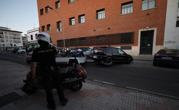 Dos detenidos con 3 kilos de hachís en un coche y un tercer sospechoso huye a pie en Mérida
