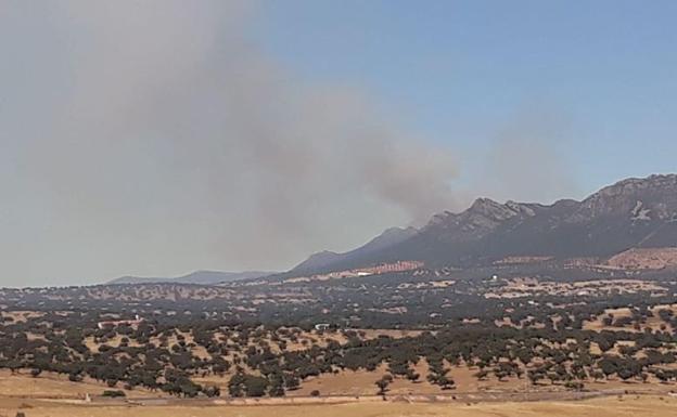 Controlan el fuego de Trujillo y siguen activos en Cabeza Buey y Peñalsordo