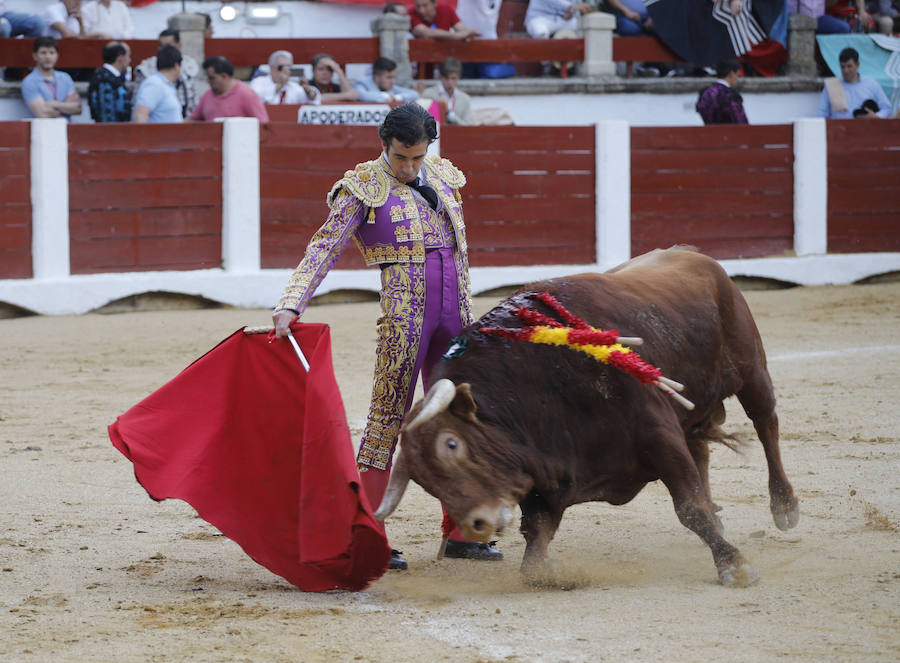 Juan Mora y Emilio de Justo triunfan mano a mano en Cáceres