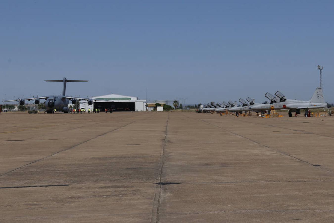 El nuevo avión militar Airbus A400M aterriza en la Base Aérea de Talavera la Real