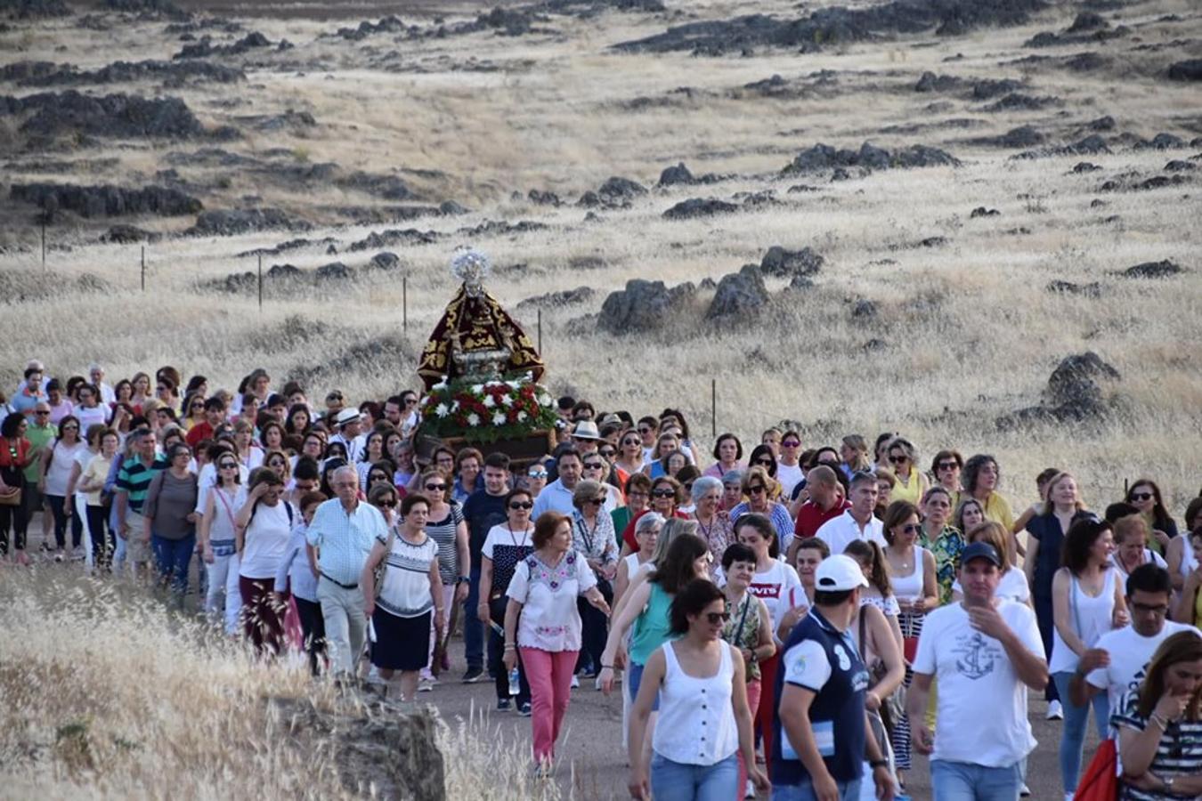 Multitudinaria despedida a la Virgen de Piedraescrita
