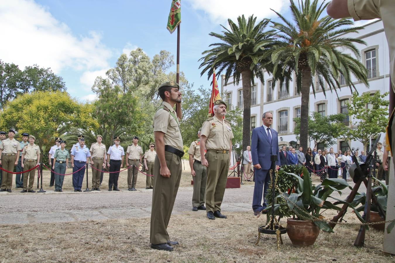 Homenaje a los caídos en la Subdelegación de Defensa de Cáceres