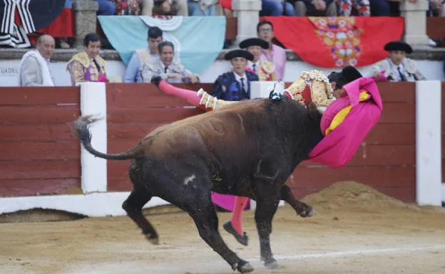 Emilio de Justo mató sus tres toros en Cáceres con la clavícula rota