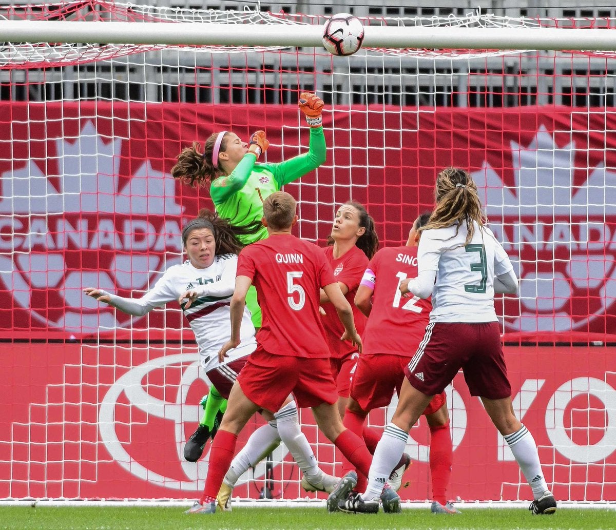 Stéphanie Labbé, la jugadora que desafía a los futbolistas