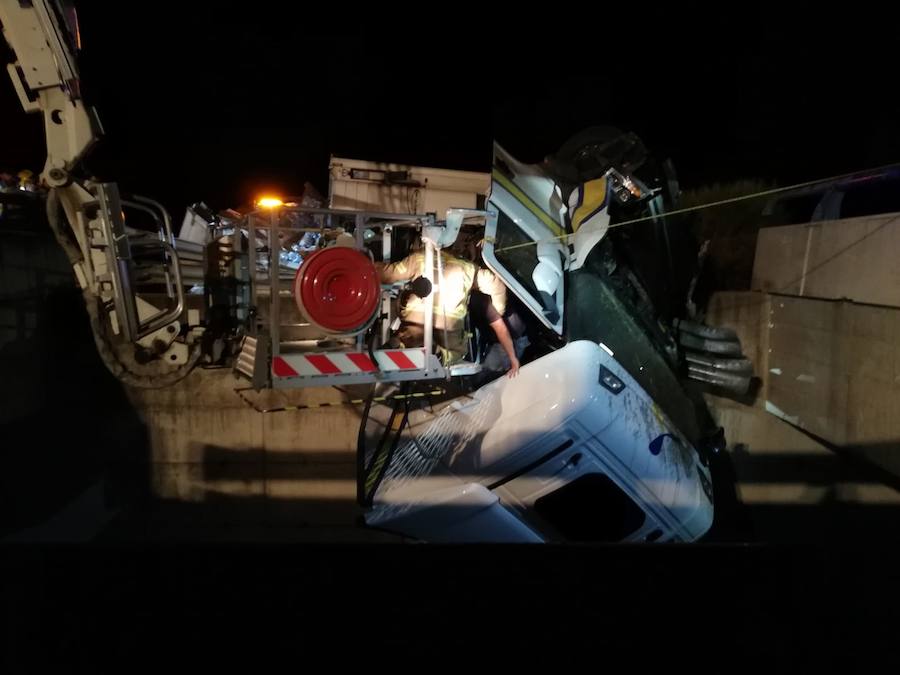Aparatoso rescate de dos heridos tras salirse de la A-66 un camión
