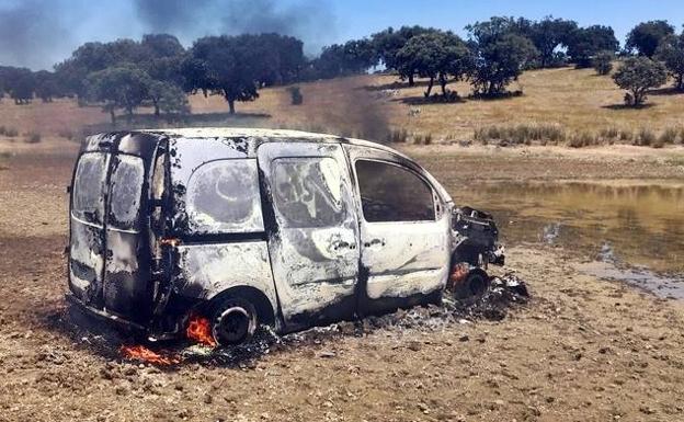 Detenidos tres vecinos de Cabeza del Buey acusados de robar y calcinar una furgoneta de reparto