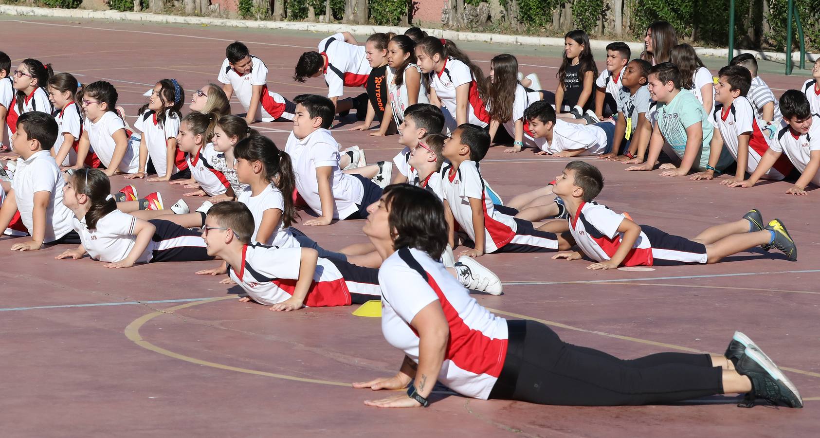 200 alumnos emeritenses practican yoga para concentrarse