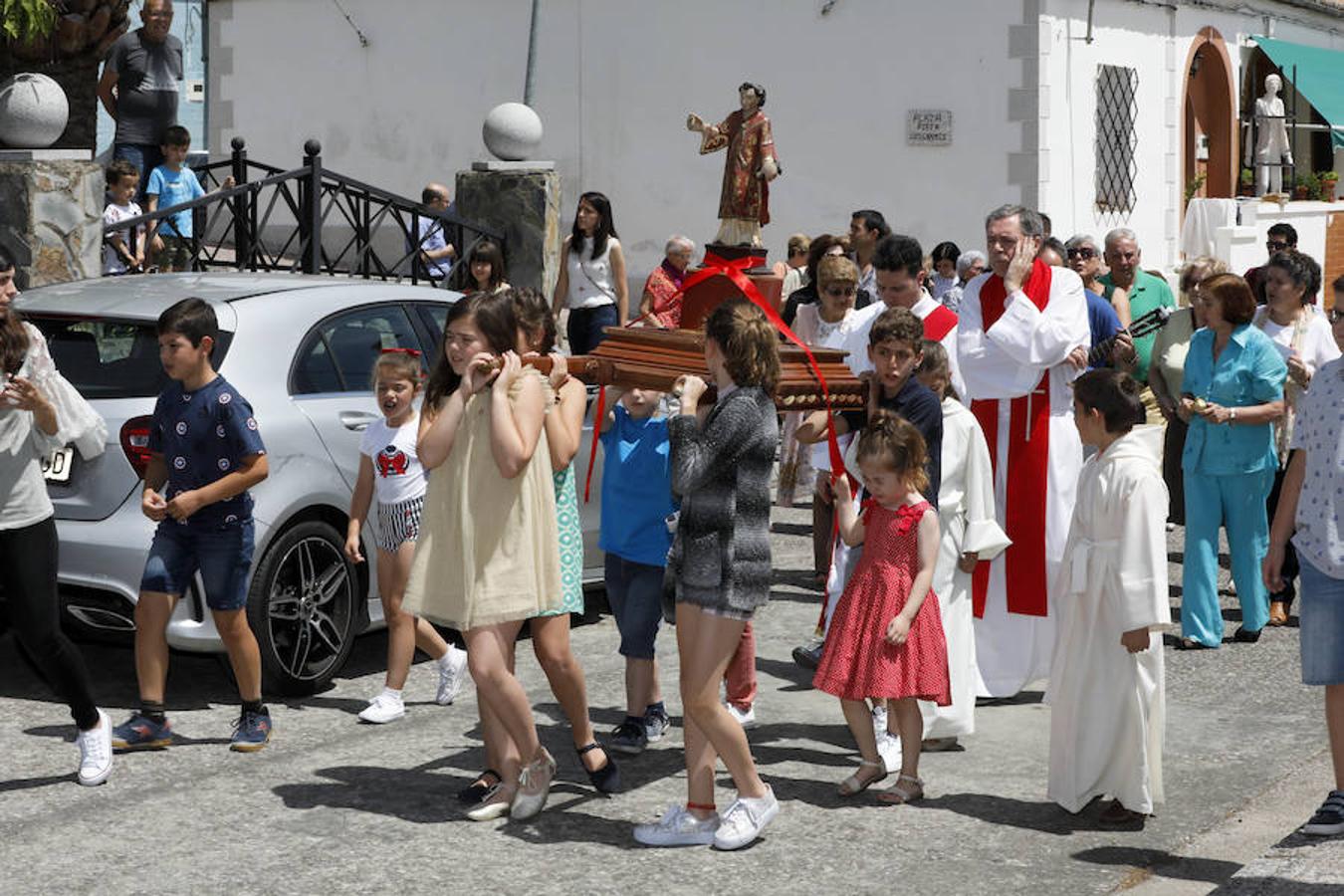 Niños procesionan a San Vito mientras su ermita sigue en ruinas