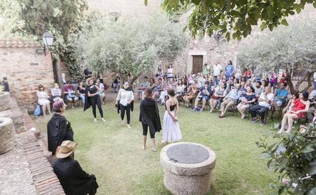 Escenas de obras clásicas, en el Palacio de Carvajal de Cáceres