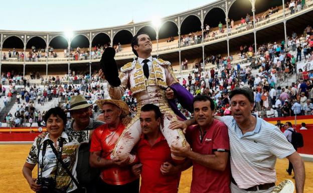 El extremeño José Garrido abre la primera Puerta Grande del Corpus de Granada