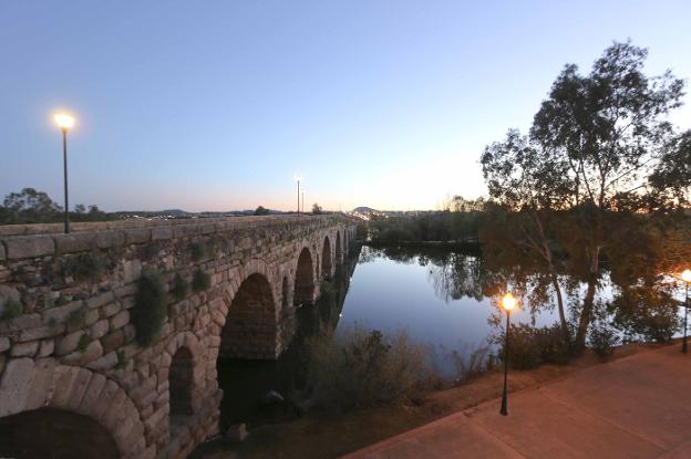 Iluminar el Puente Romano costará más de 170.000 euros