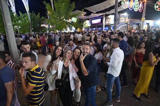 Colas para entrar en las casetas del ferial de Badajoz de madrugada