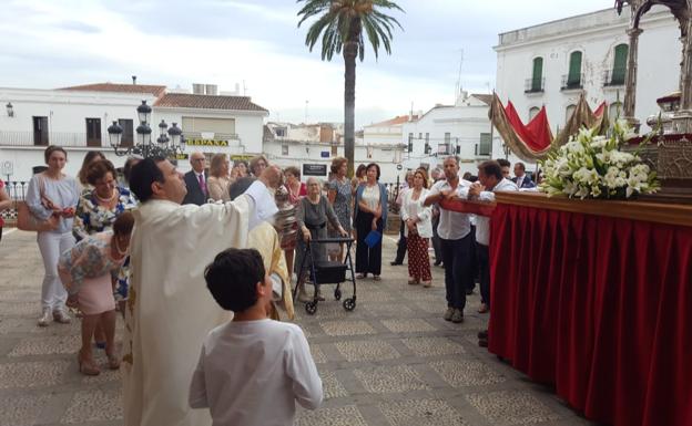 Recogimiento y devoción de los frexnenses en la procesión del Corpus