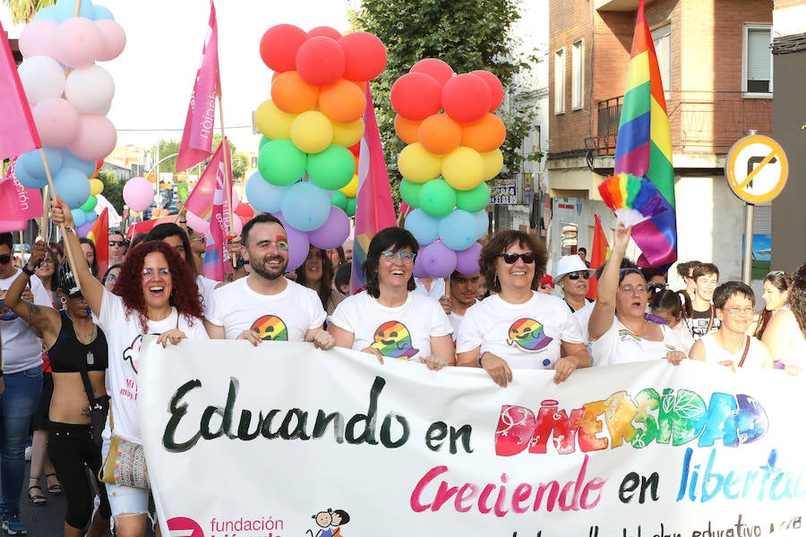La marcha del orgullo LGBTI pone el broche a un día de reivindicación en Extremadura