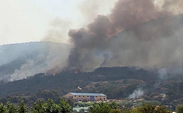 Sin control el incendio que afecta al suroeste de la Comunidad de Madrid