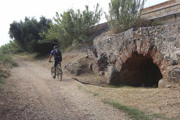 Peatones y ciclistas ya pueden utilizar la nueva senda de la cañada de Araya en el entorno de Mérida