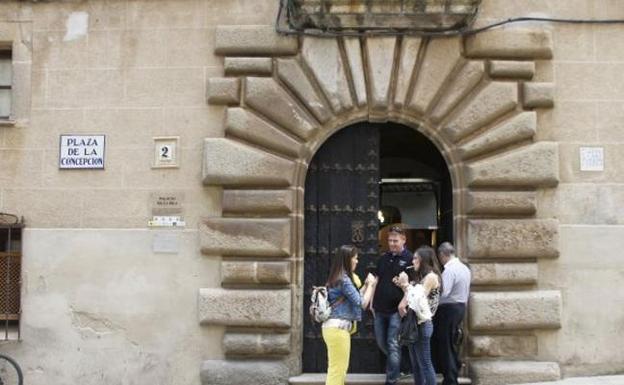 Dos exposiciones para visitar en el Palacio de la Isla de Cáceres