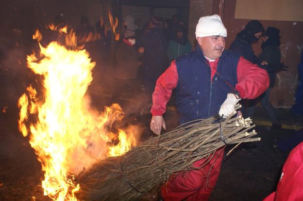 Promocionan Los Escobazos de Jarandilla de la Vera en Mayorga