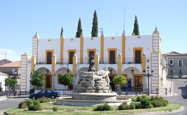 Herido tras chocar contra la fuente de una glorieta de Cabeza del Buey