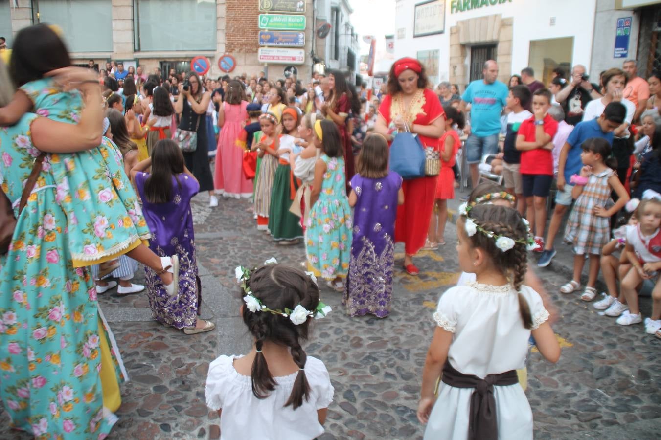 Participación, animación y mucho público en el desfile inaugural del Festival templario