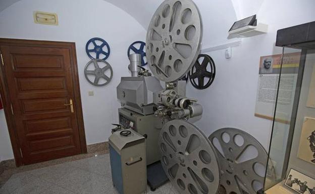 La Diputación de Cáceres exhibe un proyector de cine de 1975