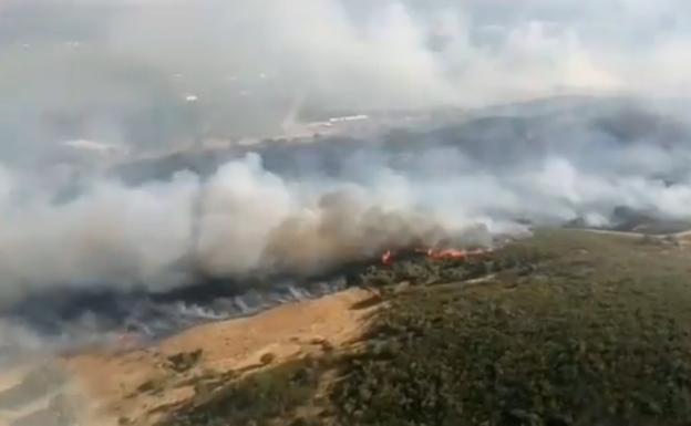 Un incendio quema 200 hectáreas en Collado de la Vera
