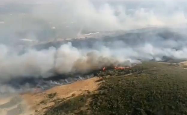 El incendio en Collado de la Vera continúa activo, aunque evoluciona «favorablemente»