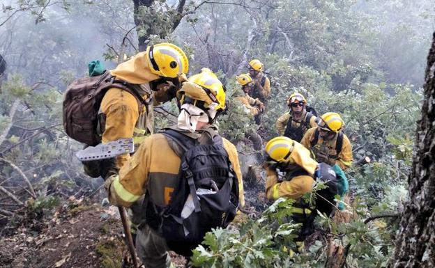 Continúa la lucha contra el fuego en Garganta la Olla mientras el de Collado de la Vera ya está controlado