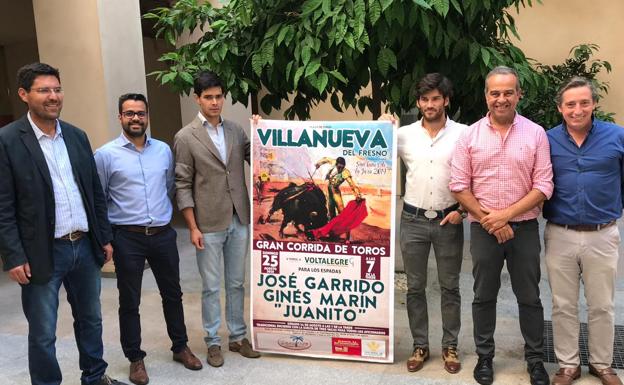 Juanito, José Garrido y Ginés Marín, en el cartel de Villanueva del Fresno