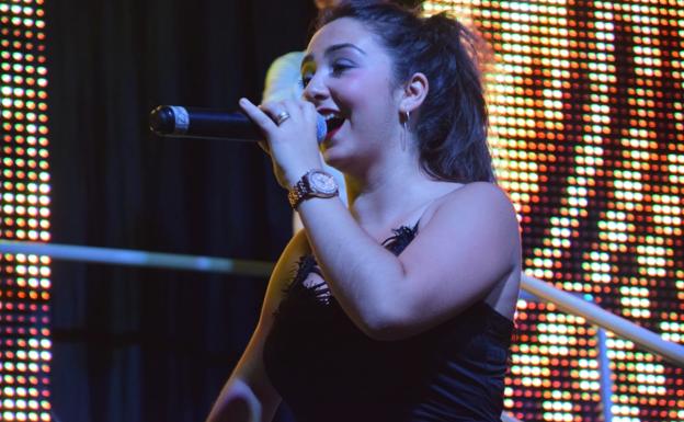 Ana Moreno, ganadora del III concurso de Karaoke del Barrio Sur