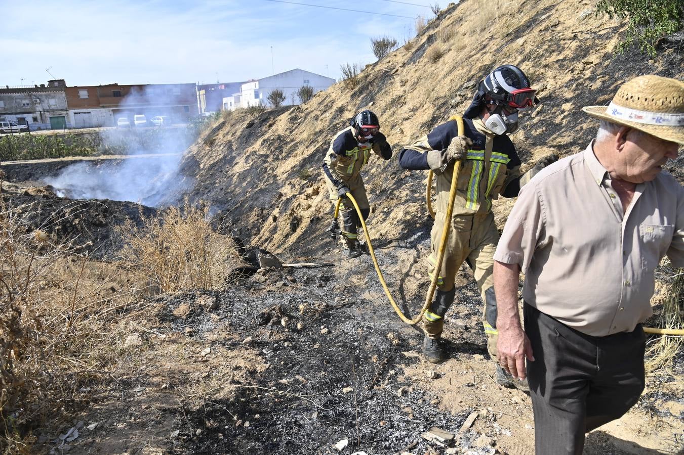 Los bomberos de Badajoz apagan un incendio en la barriada de Tulio