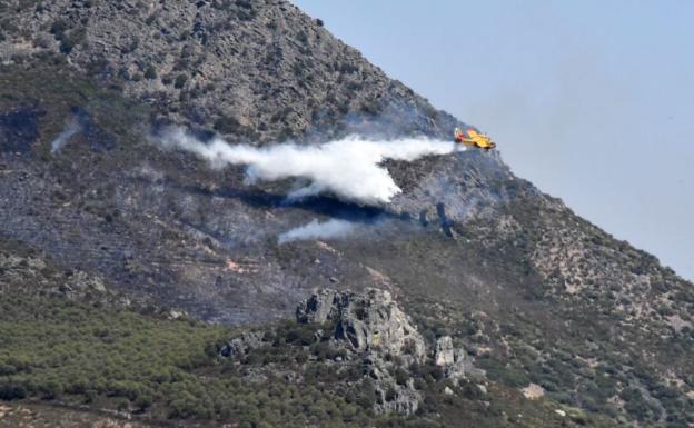 El Infoex controla el incendio de Zarza Capilla en el que recibió apoyo del Infoca