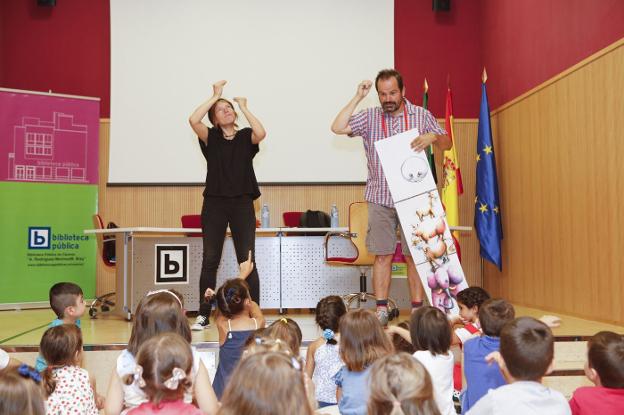 Mujeres solidarias y la música de Pedro Pastor