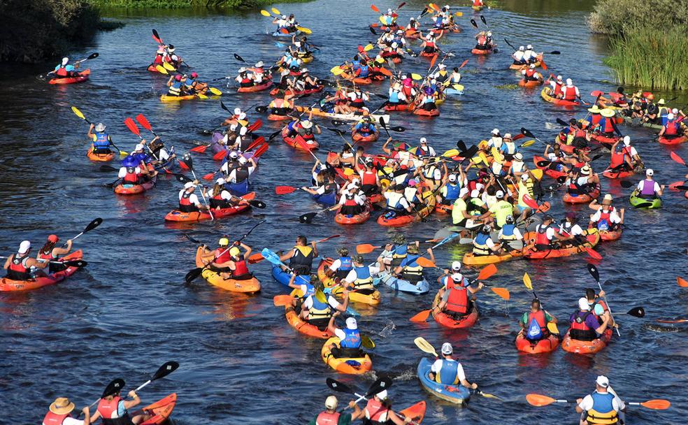300 piraguas colorean el Alagón