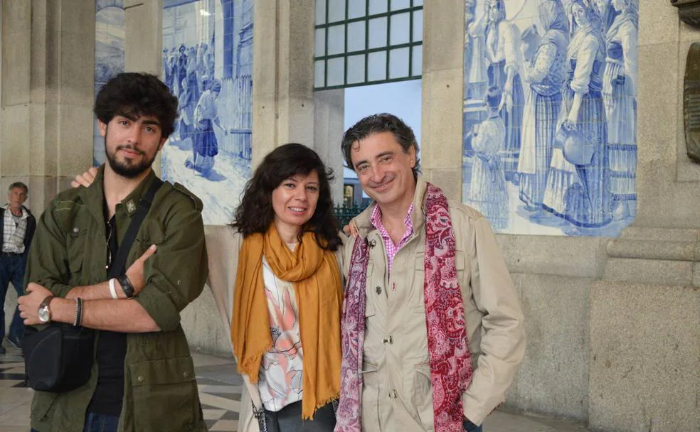 Oporto. Raimundo Prado con su mujer, Manuela, y su hijo Eduardo en Oporto/