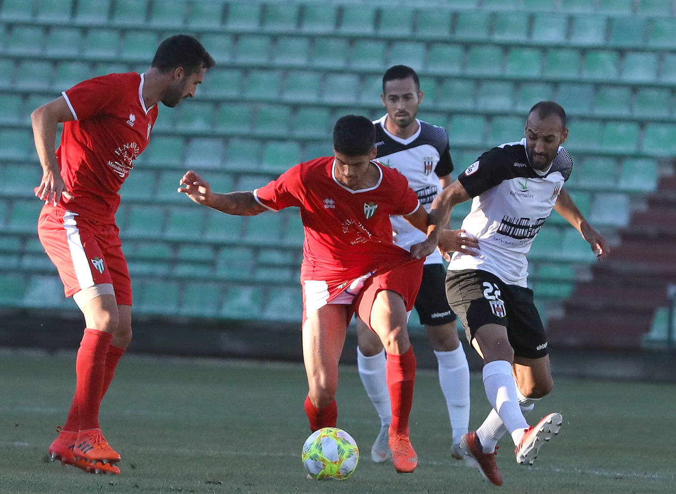 Imágenes del partido entre el Mérida y el Guijuelo en el Romano