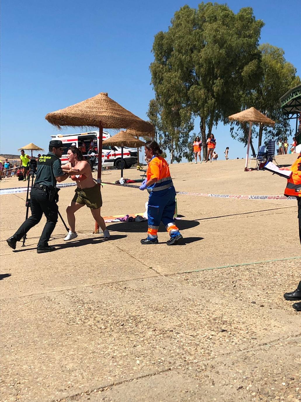 Efectivos de emergencias actuando en el simulacro desarrollado en la playa de Orellana