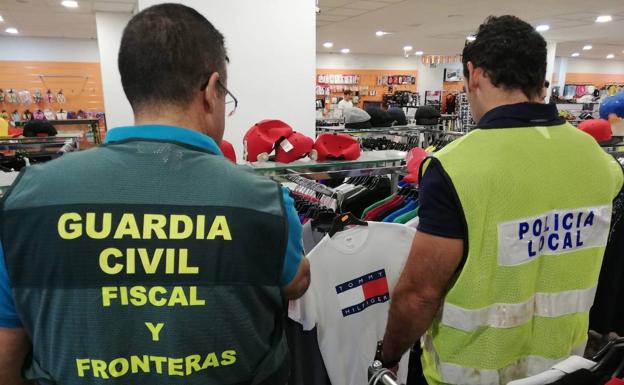 Intervienen 549 prendas de marcas falsificadas en una tienda del barrio pacense de San Roque