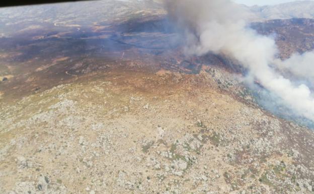 Un helicóptero de la base de Plasencia colabora en la extinción de un incendio en Ávila