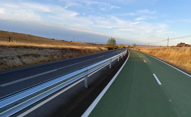 Colocada la protección que separa el carril bici de la carretera entre Casar de Cáceres y Arroyo