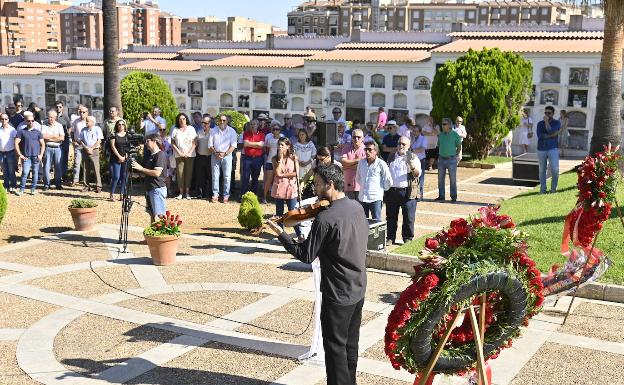 Cientos de personas homenajean a las víctimas de la matanza de Badajoz