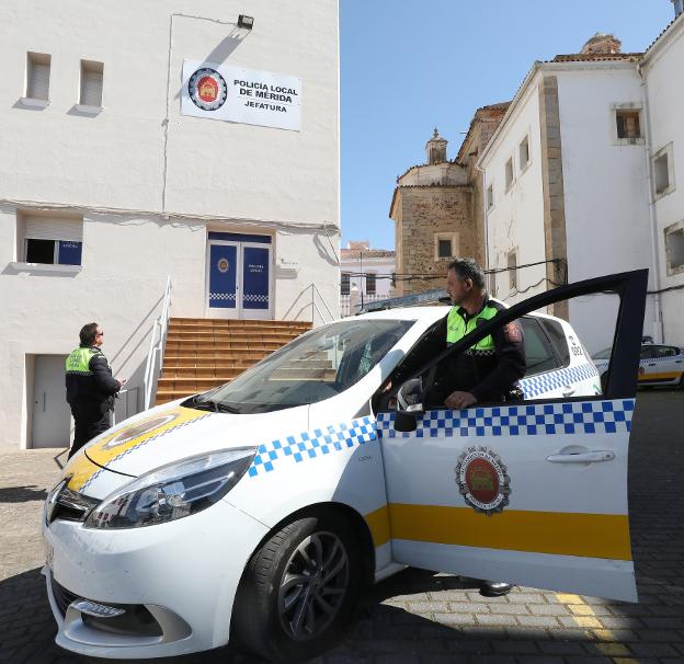 Doce Policías Locales de paisano vigilan en Mérida la venta de alcohol y tabaco a menores