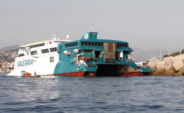 Evacúan a cerca de 400 personas al encallar un ferry en la entrada del puerto de Dénia