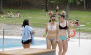 Las piscinas municipales de Cáceres dejan en el aire la práctica del topless