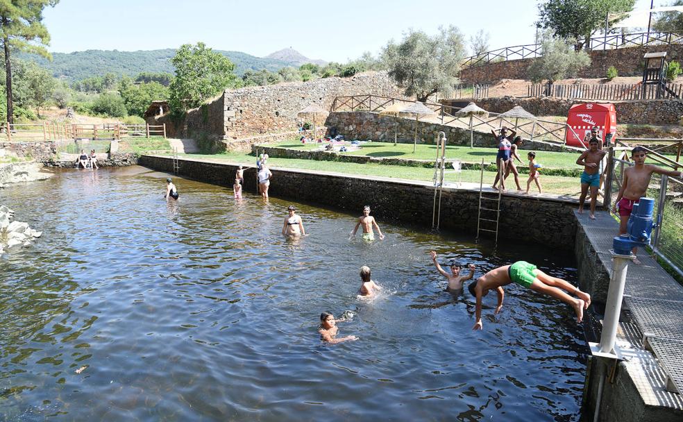 Torre de Don Miguel: Una piscina entre molinos