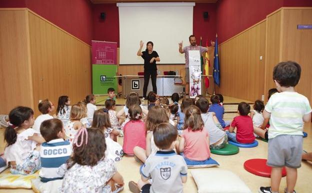Continúan los cuentacuentos en la biblioteca pública de Cáceres